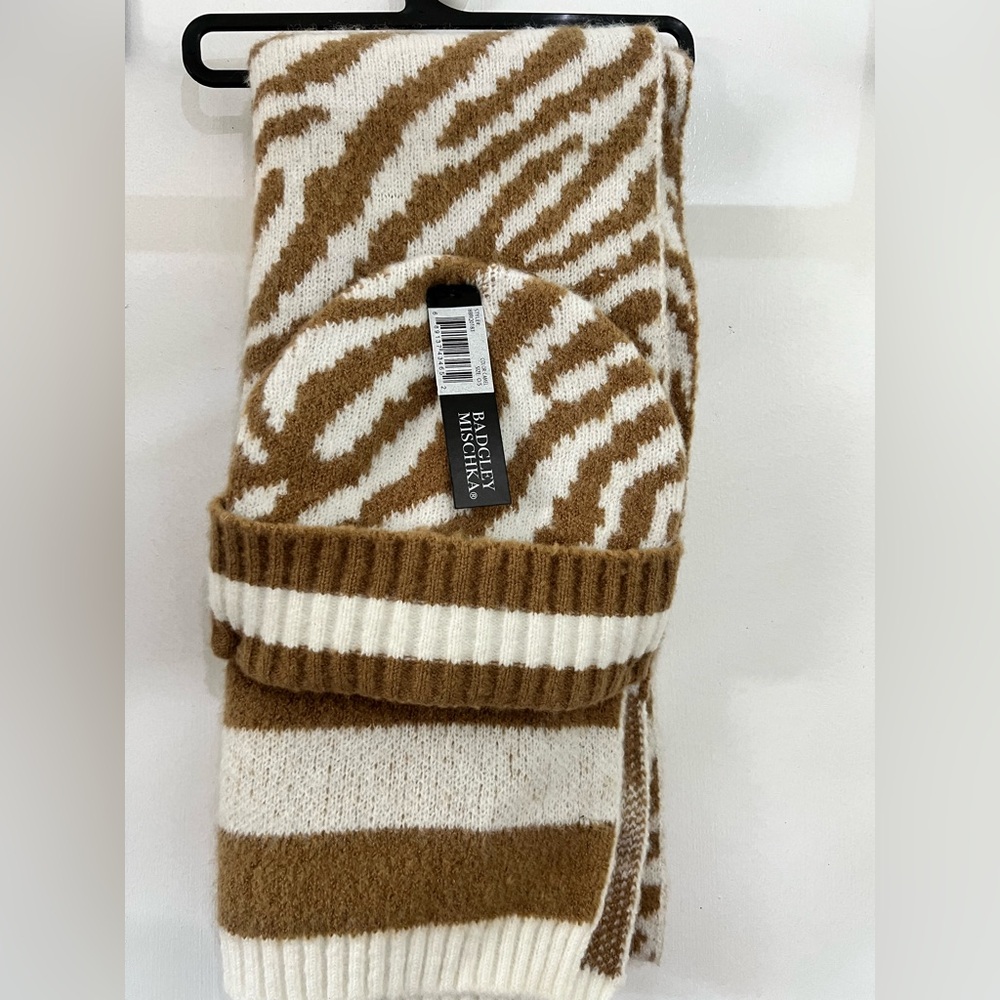 Badgely Mishka NWT hat & scarf set